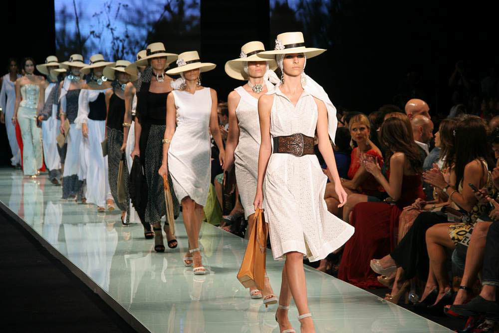Défilé de mode comme à la Fashion Week de Paris, proche de l'Hôtel Trianon Rive Gauche.