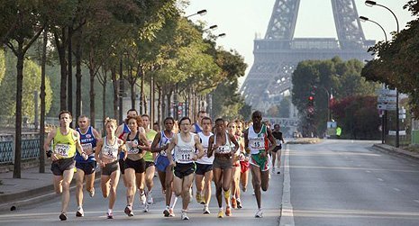 Un groupe de coureurs de la course Paris-Versailles devant la Tour Eiffel à Paris.