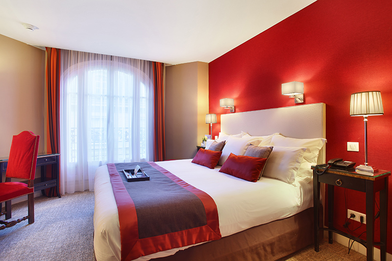 Room with king-size bed in Paris