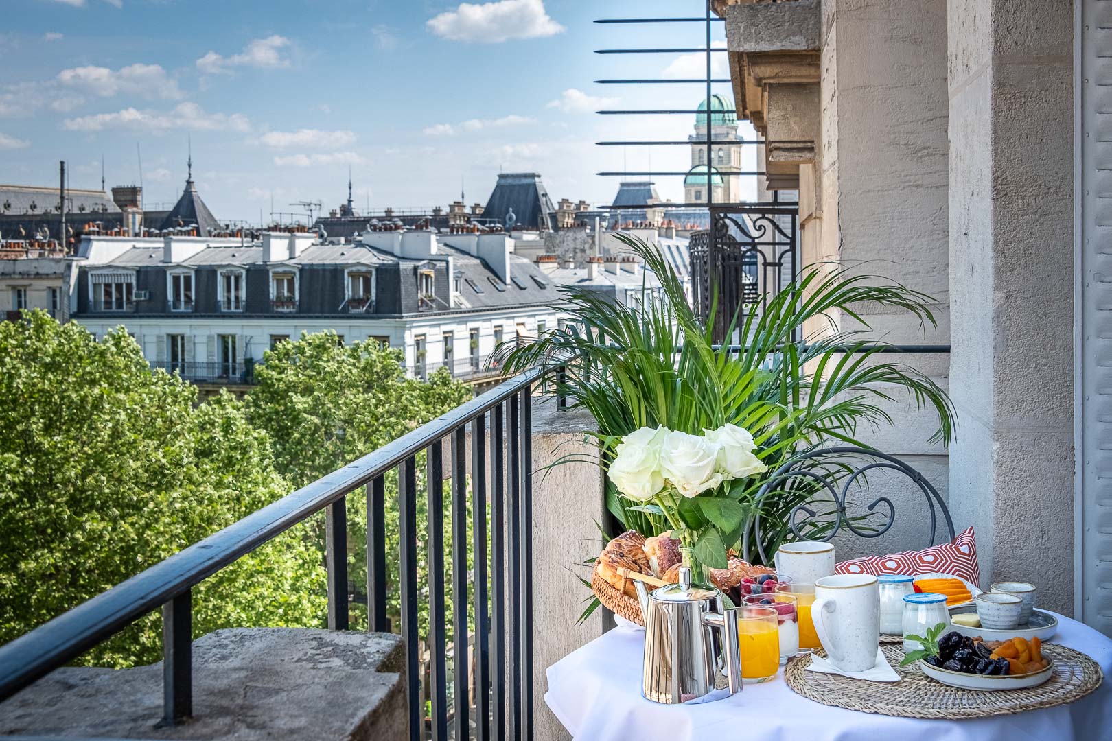 petit déjeuner room service à l'hôtel trianon rive gauche paris chambre hôtel avec balcon
