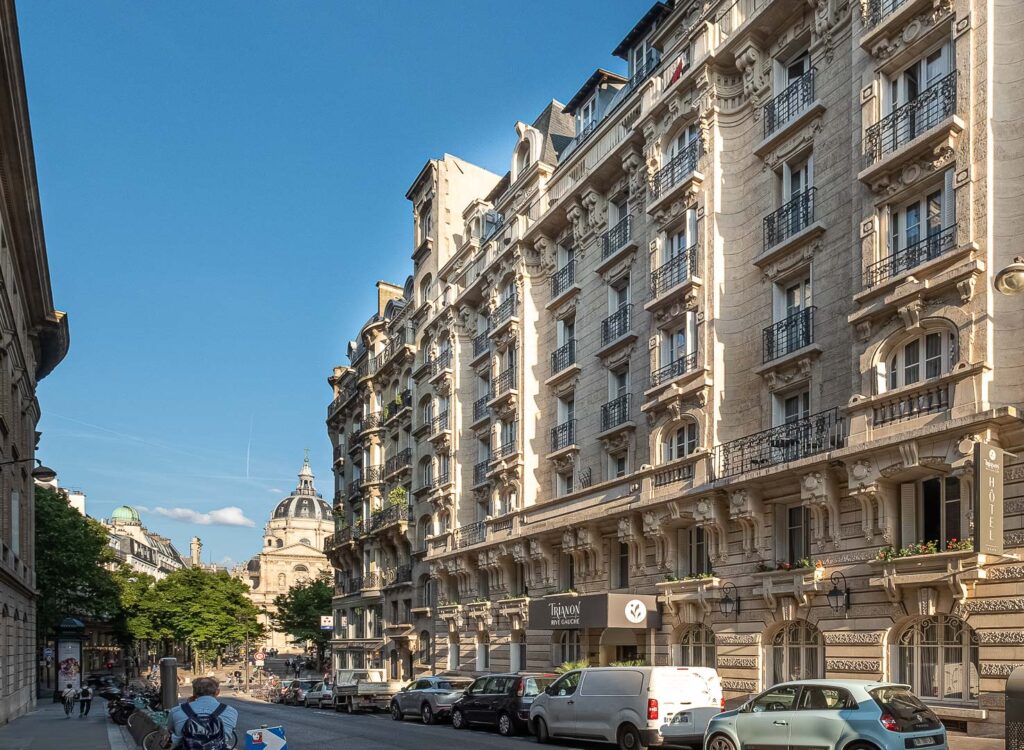 vue place de la sorbonne de l'hôtel trianon rive gauche paris hôtel 4 étoiles paris