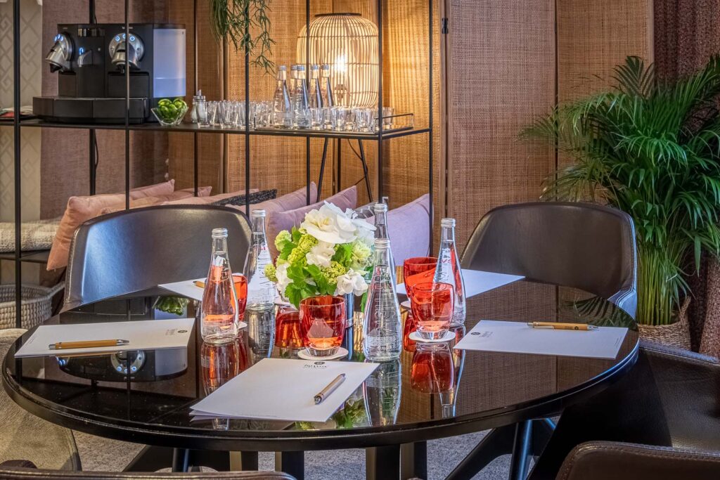 Salle de réunion disponible pour les voyageurs d’affaires ou les groupes.