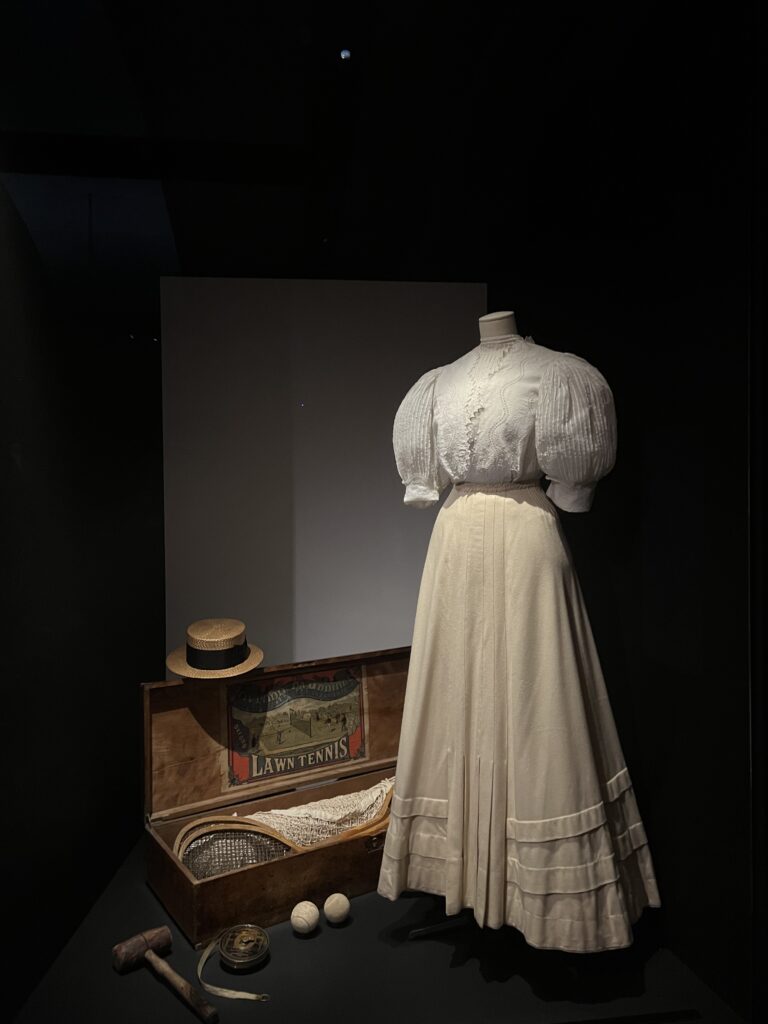 l'exposition la mode en mouvement, tenue de tennis féminine