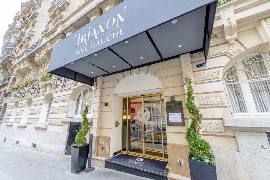 Entrée de l'Hôtel Trianon Rive Gauche, un hôtel à Paris disponible pour vos événements majeurs