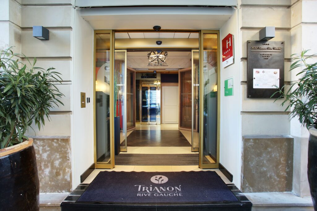 Les portes de l'Hôtel Trianon Rive Gauche sont ouverts 24h/24, 7j/7 à Paris