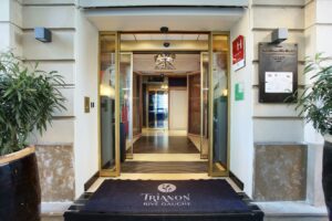 Les portes de l'Hôtel Trianon Rive Gauche sont ouverts 24h/24, 7j/7 à Paris