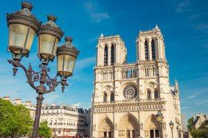 Notre-Dame est un monument incontournable pendant votre séjour parisien d'un week-end. Située à seulement 10 min à pied de notre hôtel au centre de Paris.