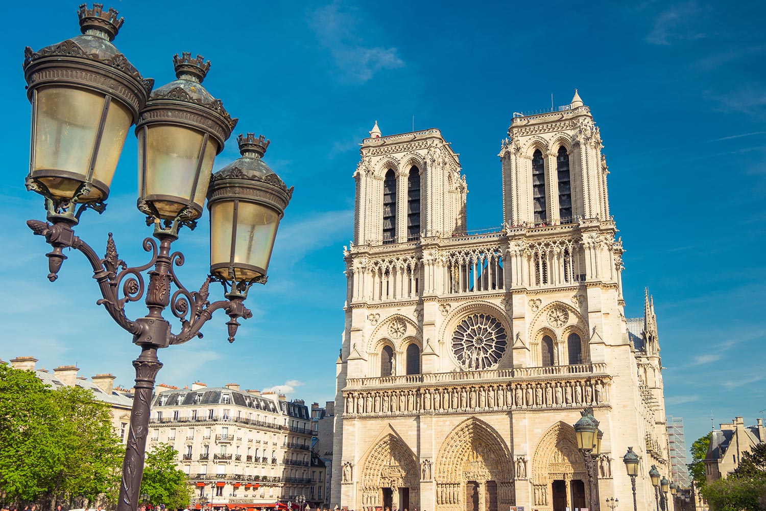 Notre-Dame est un monument incontournable pendant votre séjour parisien d'un week-end. Située à seulement 10 min à pied de notre hôtel au centre de Paris.