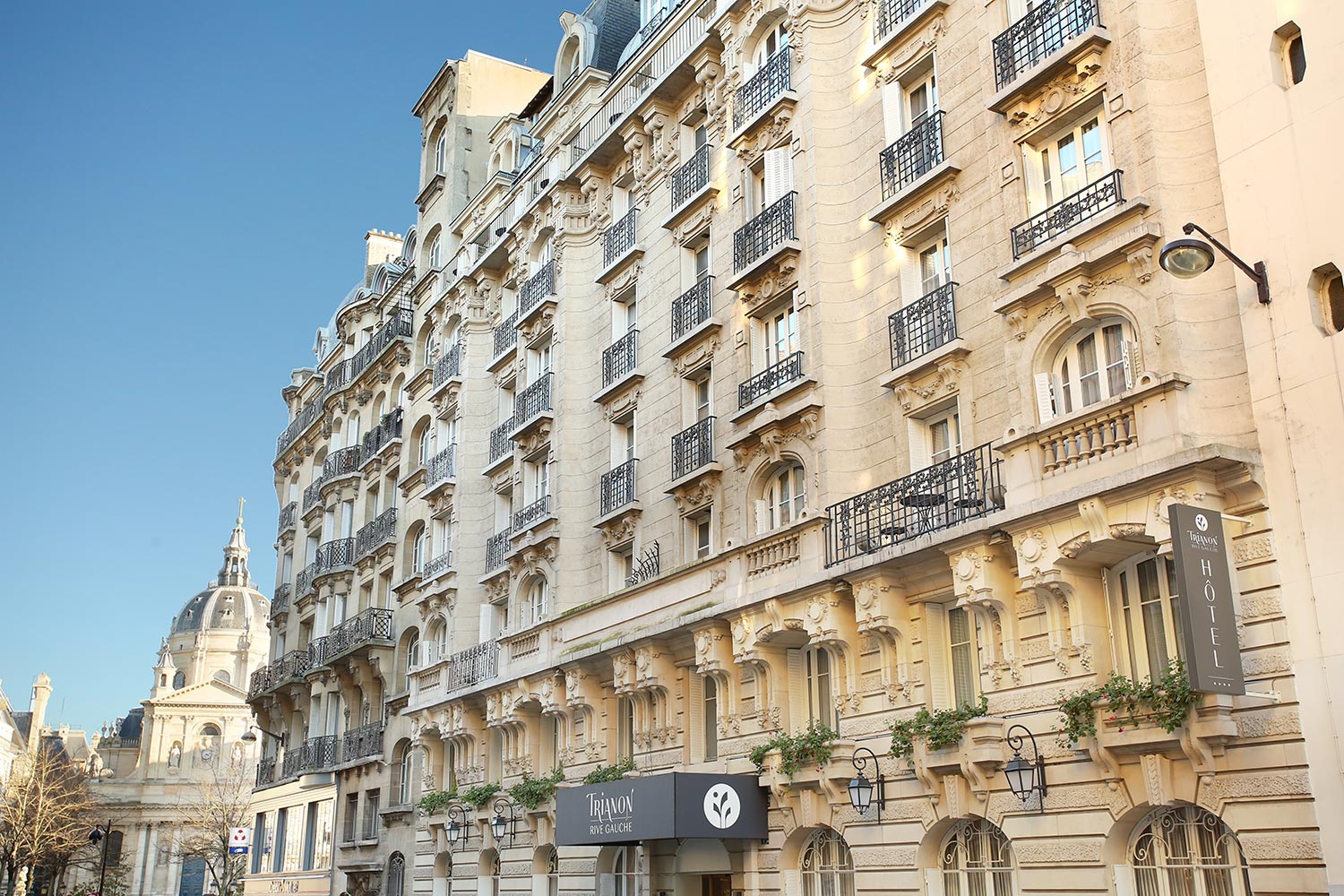 hotel paris 4étoiles - entrée de l'hotel rue vaugirard