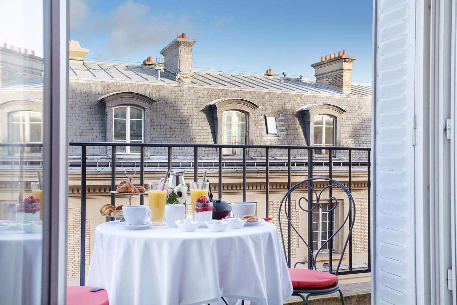 hotel paris 4étoiles - petit déjeuner sur balcon privé de la chambre d'hotel