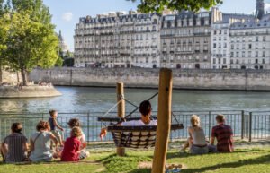 Les bords de Seine pendant l'été à Paris.