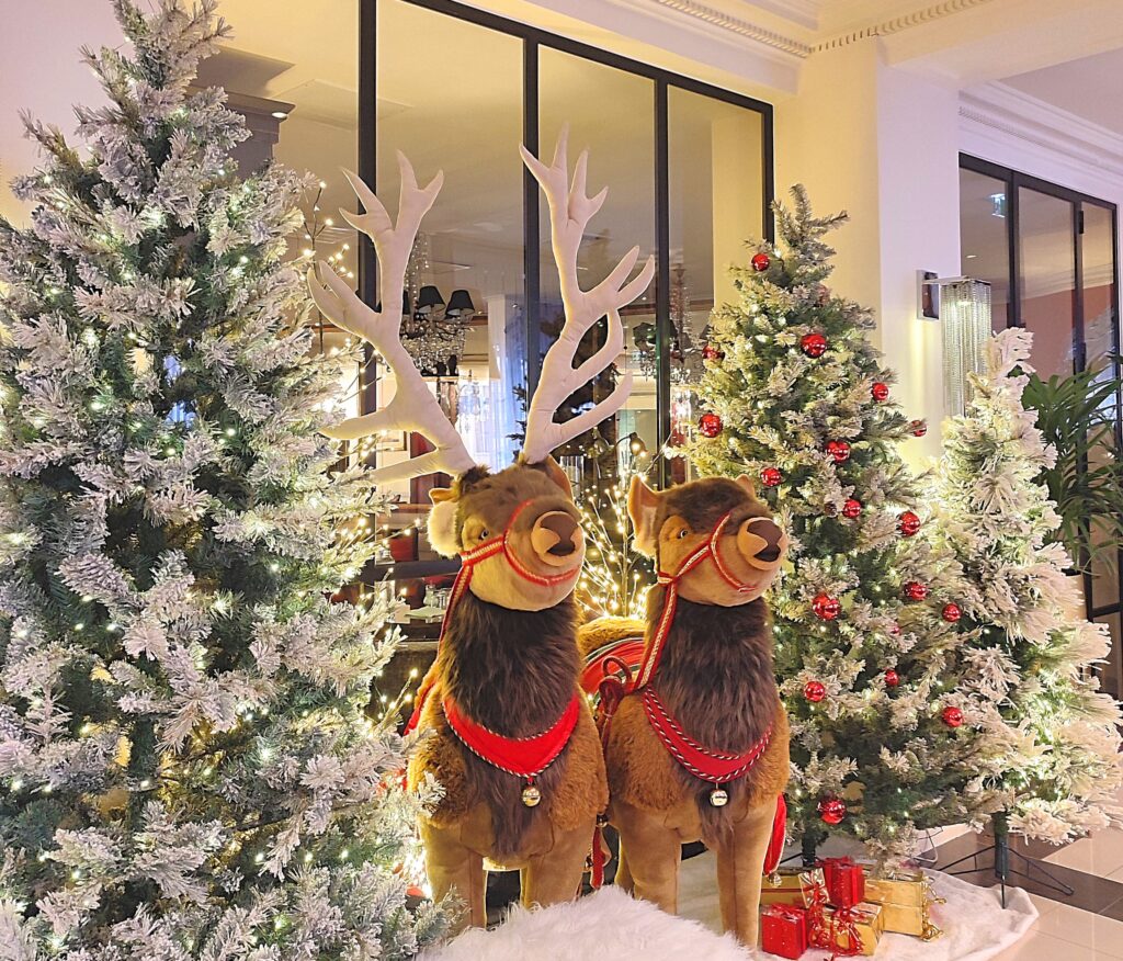 Des sapins décorés et les reines du Père Noël sont dans le lobby de l'Hôtel Trianon Rive Gauche !