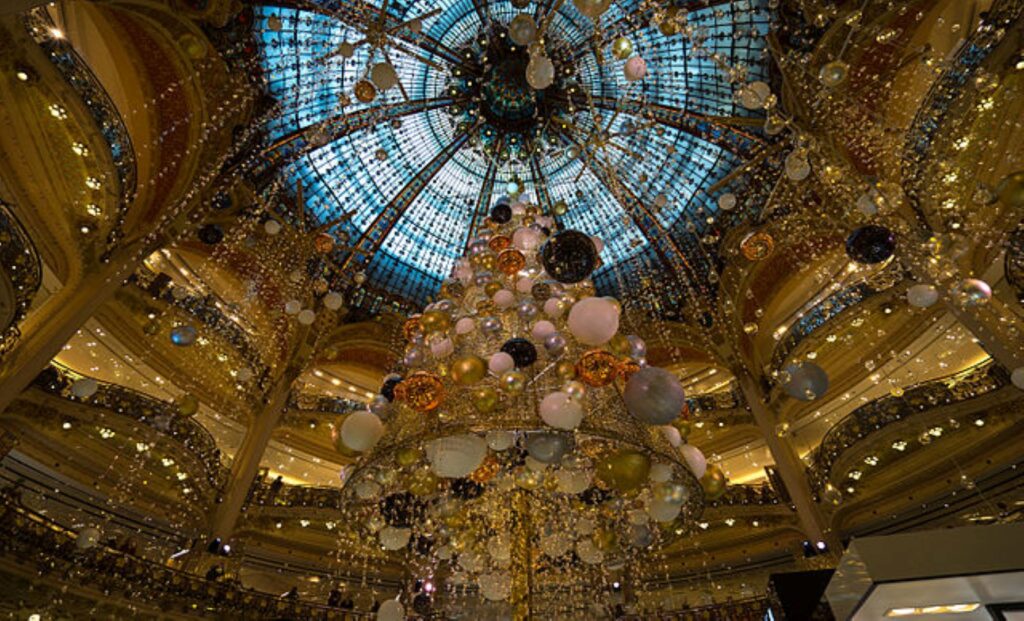 Illuminations de Noël dans la coupole des Galeries Lafayette, proche de l'Hôtel Trianon Rive Gauche.