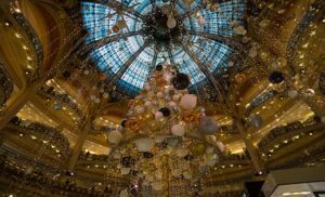 Illuminations de Noël dans la coupole des Galeries Lafayette, proche de l'Hôtel Trianon Rive Gauche.