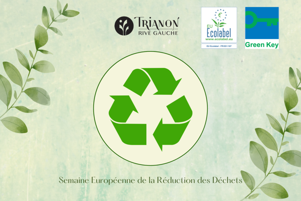 Le logo du tri sélectif au centre, celui de l'ecolabel et de la clé verte à droite. En haut au centre, le logo de l'hôtel Trianon Rive Gauche qui est engagé dans la semaine du développement durable.