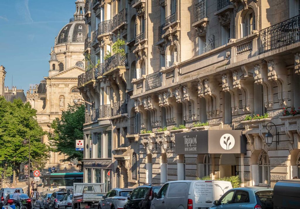 L'Hôtel Trianon Rive Gauche est un immeuble Haussmannien à 10min à pied de l'île de la Cité.