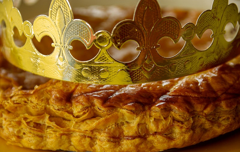 Galette des rois avec une couronne dorée posée dessus. Vous pourrez en déguster dans les boulangeries proches de l'Hôtel Trianon Rive Gauche pour l'Epiphanie.