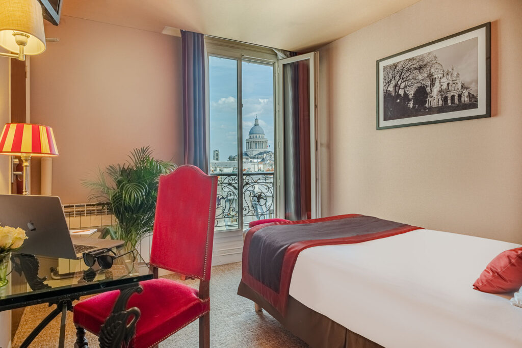 Chambre de l'Hôtel Trianon Rive Gauche avec vue sur le Panthéon, Quartier Latin.