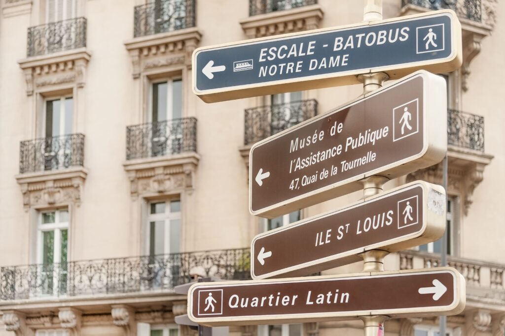 Panneau vers les monuments parisiens dans le quartier latin