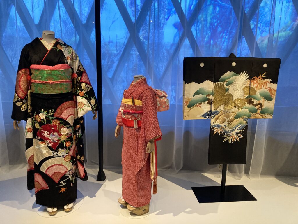 Les kimonos d'une femme, d'une petite fille et d'un petit garçon exposés au Musée du Quai Branly, accessible en bus directement de l'Hôtel Trianon Rive Gauche.