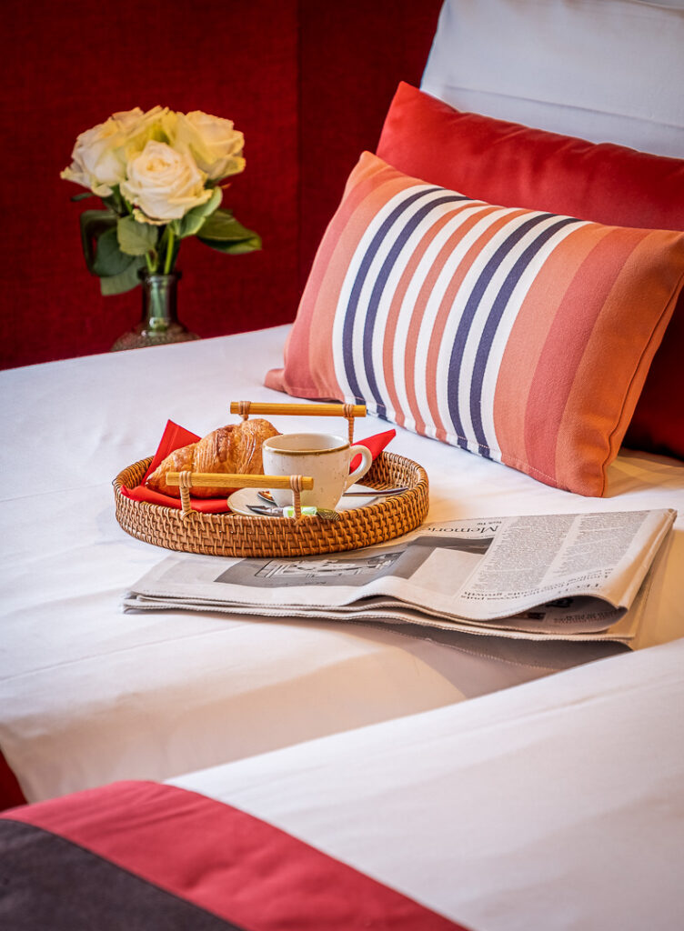 Offrir une nuit d'hôtel avec un petit-déjeuner d'hôtel en chambre