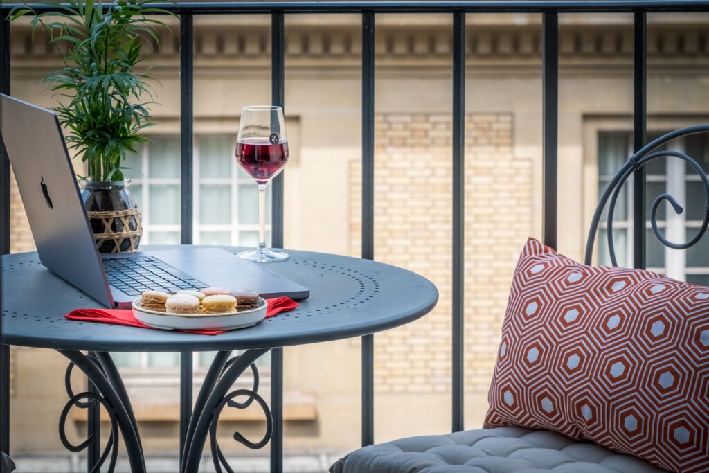 profitez d'un moment de détente dans un de nos balcons après une journée de travail.