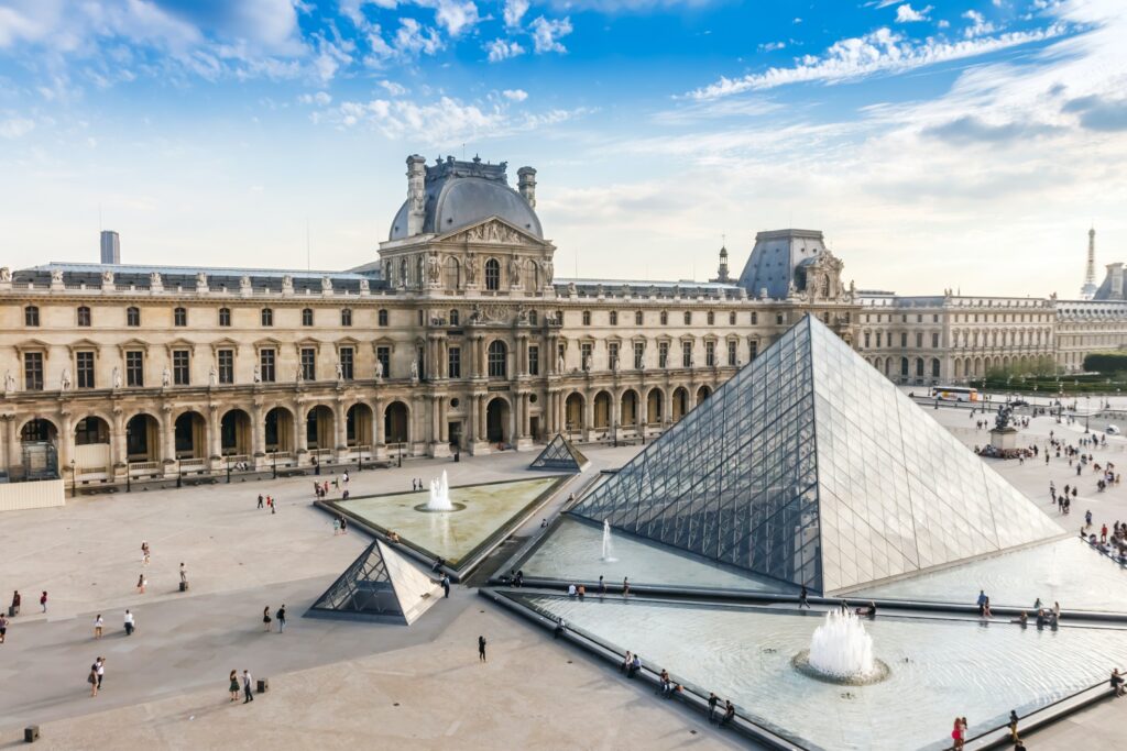 Stay in central Paris 6 for the reopening of Notre-Dame to visit also the Louvre Museum